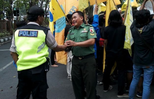 Foto: aksi demo puluhan aktivis di sidoarja