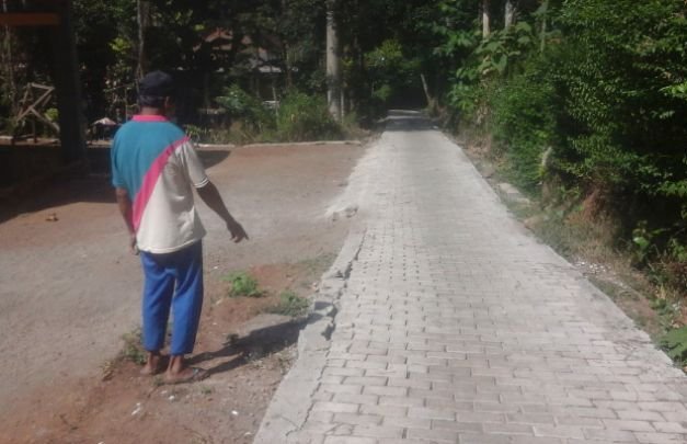 Foto: Proyek Paving di Desa Darsono  jember