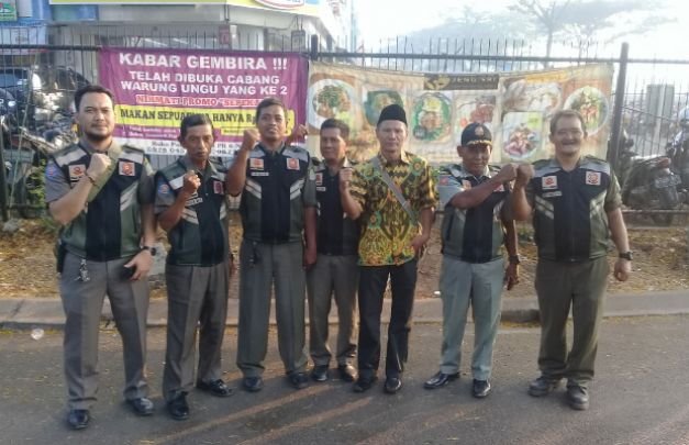 Foto : Jajaran Trantib Kecamatan Tambun Selatan Sesaat Sebelum melakukan Giat Bersih Kali Jambe