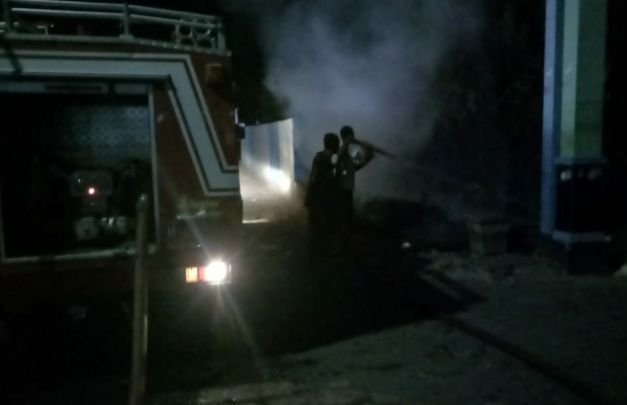 Foto: Damkar Bersama Warga Saat Proses Pemadaman Api