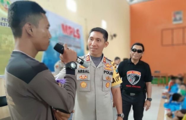 Foto: Kapolres Lumajang didampingi Ka. Tim Cobra saat memberikan arahan dihadapan ratusan pelajar