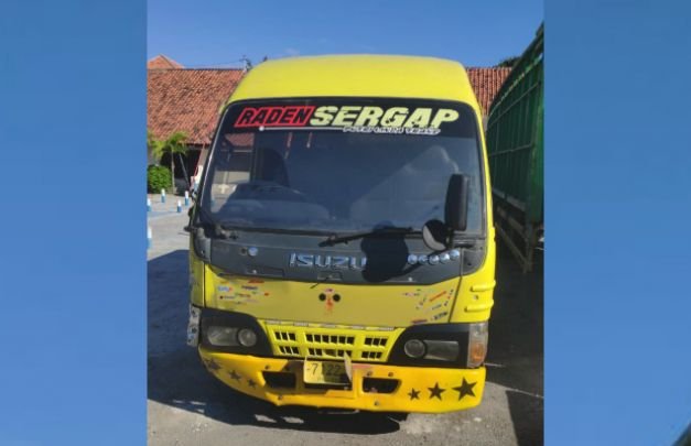 Foto: Microbus penyerempet tiga pengendara