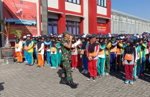 Foto: MPLS SMK3 Pamekasan saat Terima Materi Out Bond Dari Koramil Kota
