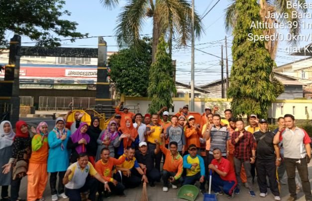 Foto: Camat dan UPTD Kebersihan bersama jajaran, sesaat sebelum melakukan 'Giat Jum'at Bersih'