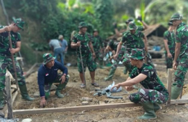 Foto: Satgas TMMD saat membongkar rumah Boinem 