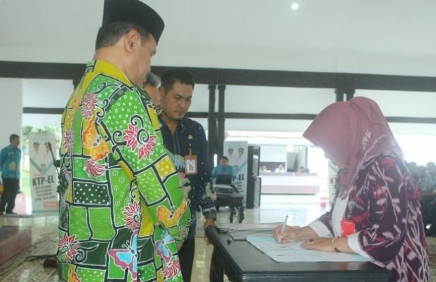 Foto: Penanda tanganan kerja sama pemanfaatan data kependudukan yang terintegrasi (sumber : Humas dan Protokoler Pemkab Lumajang)