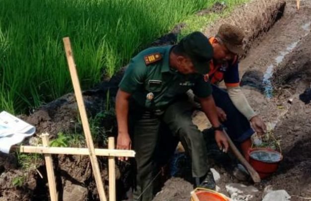 Foto: Danramil meletakkan batu pertama
