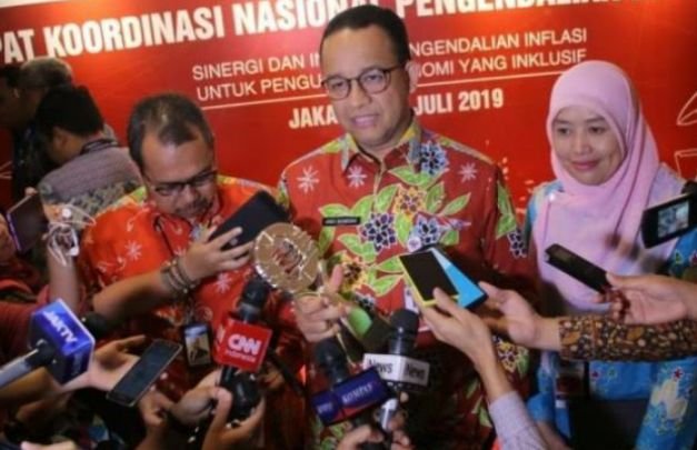 Foto: Gubernur Anies Baswedan saat diwawancarai awak media