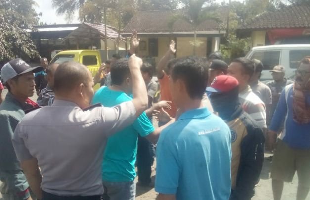 Foto: puluhan sopir saat melakukan aksi unjuk rasa ke mapolsek Glenmore