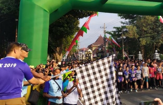 Foto:: Suasana star perlombangan saat peserta lomba diberangkatkan 