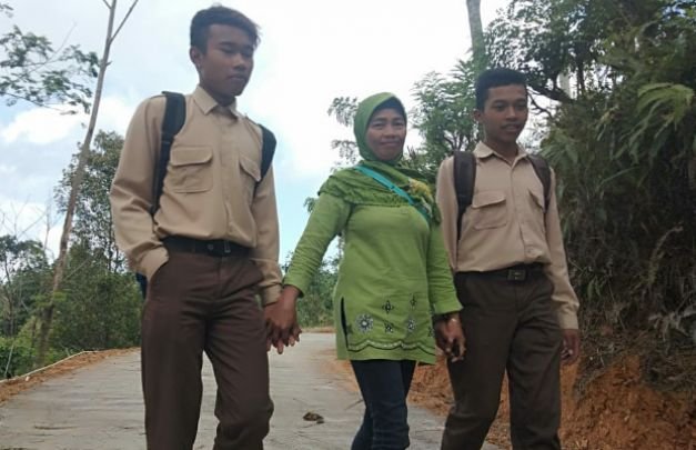 Foto: Jalan setapak hasil program TMMD sudah mulai dilewati warga