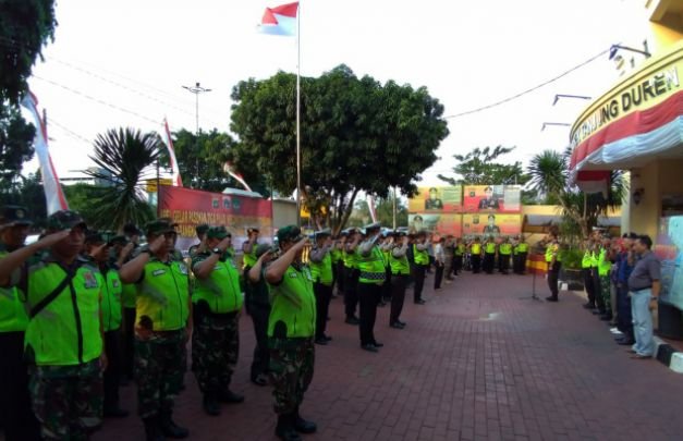 Foto: Apel Pengamanan Malam Takbir Idul Adha  di Mapolsek Tanjung Duren