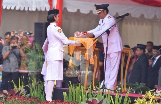 Foto : Bupati Bekasi Menyerahan Bendera "Sangsaka Merah Putih" kepada Paskibraka Kabupaten