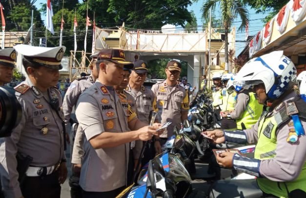 Foto: Kapolres nampak memeriksa SIM anggota Polres Lumajang