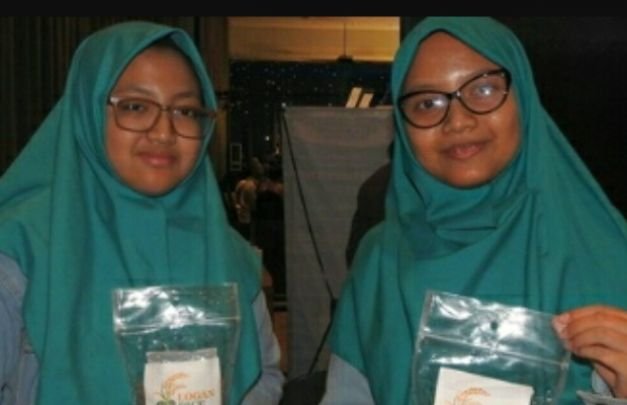 Foto: Rizqina Faizana dan Dania Wijatanti, Siswi MTs Negeri 1 Kota Malang