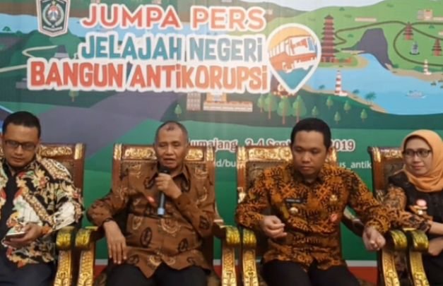 Foto: Agus Raharjo, duduk berdekatan dengan Bupati Lumajang