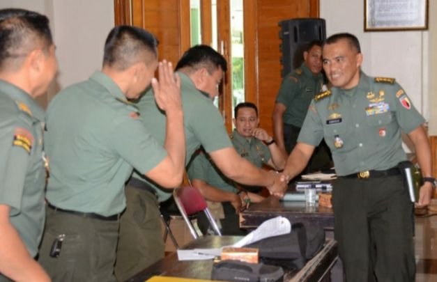 Foto: Kodam V/Brawijaya saat menyalami jajarannya