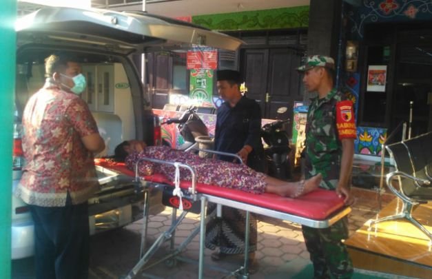 Foto: Babinsa Desa Sumberejo, Serka Hairul Milla Saat Bantu Evakuasi Warga Kejang Hingga Kepuskesmas Sumberwaru.