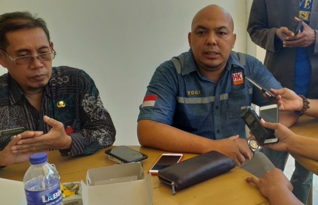 Foto: Sekretaris Disnaker Sumenep Joko Suwarno, dan Direktur Utama PT Hutama Karya Energi, Prayogi saat acara sosialisasi