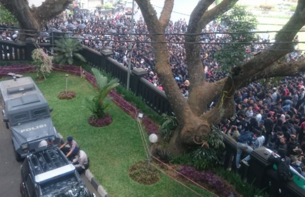 Foto: Ratusan Massa Pront Rakyat Melawan Oligargi saat mengepung Kantor DPRD Kota Malang