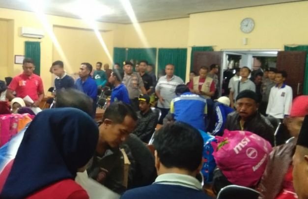 Foto : Suasana Warga di Kantor Dinsos Sampang