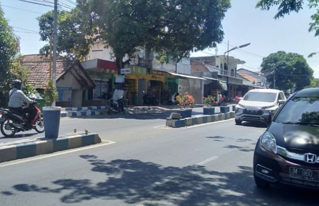 Foto: pembatas jalan Wahid Hasyim Sampang yang dikeluhkan warga