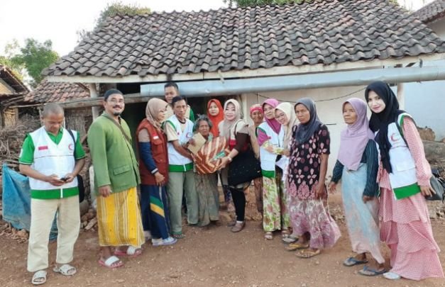 Foto: relawan BSMI Sumenep saat memberi bantuan nenek sebatangkara di Kecamatan Saronggi