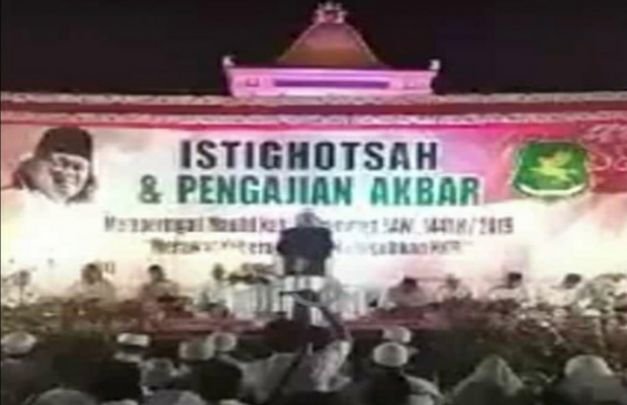 Foto: Bupati Sumenep KH.A.Busyro Karim saat sambutan diacara istighosah dan pengajian akbar