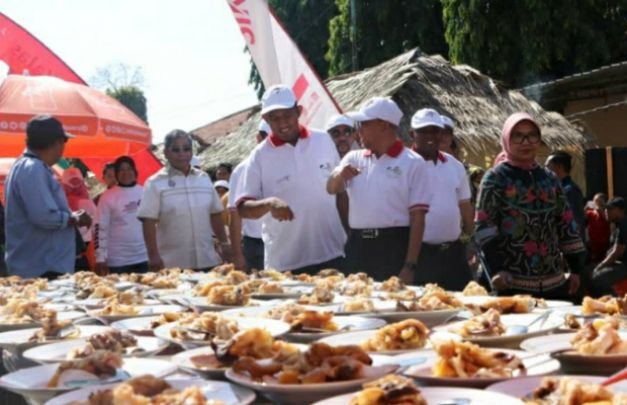 Foto: Bupati dan Wakil Bupati Sumenep saat meninjau porsi kaldu siap saji di arena festival kuliner sumenep 2019