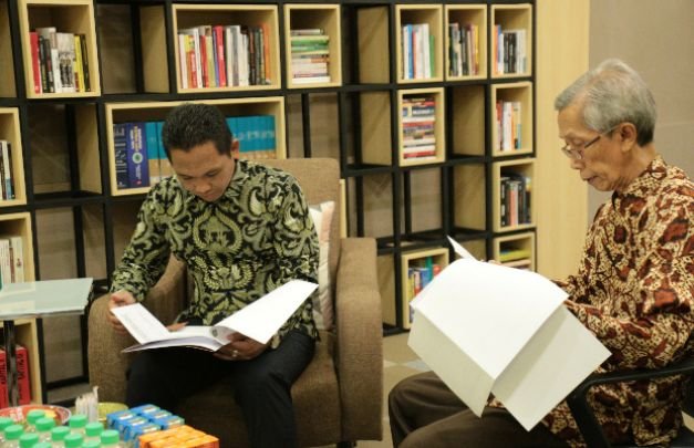 Foto: Bupati Lumajang bersama salah satu anggota Tim Pansel di ruang kerjanya