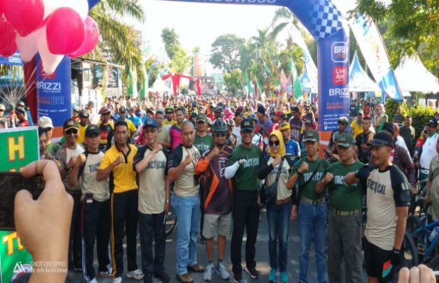 Foto : Bupati Bondowoso Drs. KH. Salwa Arifin, Ketua DPRD Bondowoso Drs. Ahmad Dafir, Dandim 0822 Bondowoso Letkol. Infantri Jadi S.I.P, Kapolres Bondowoso, dan sejumlah jajaran dari Pemkab. Bondowoso