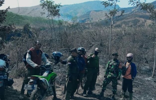 Foto: petugas gabungan usai memadamkan api, kemarin, Senin (21/10/2019)