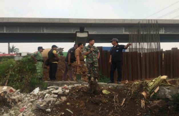 Foto : Camat Tambun Selatan, A. Junaefi, saat tinjau pengerukan dan pengangkutan sampah.