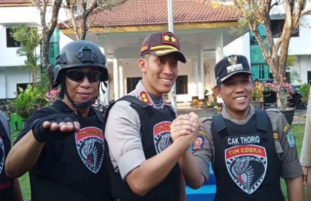 Dari kiri : Ka.Tim Cobra Polres Lumajang (AKP. Hasran Cobra) - Kapolres Lumajang (AKBP DR. Muhammad Arsal Sahban SH SIK MM MH) -   Bupati Lumajang (H. Thoriqul Haq).