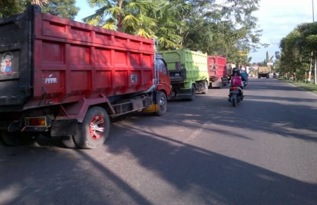 Foto: sejumlah truk yg dipakai mengabgkut  pasir d bondowoso
