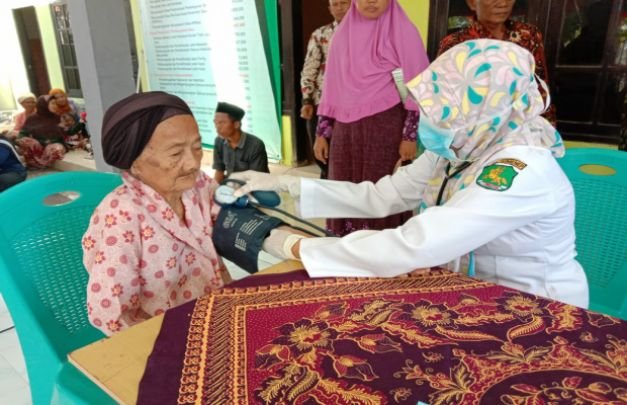Foto: Warga Desa Keles saat mendapatkan pengobatan gratis