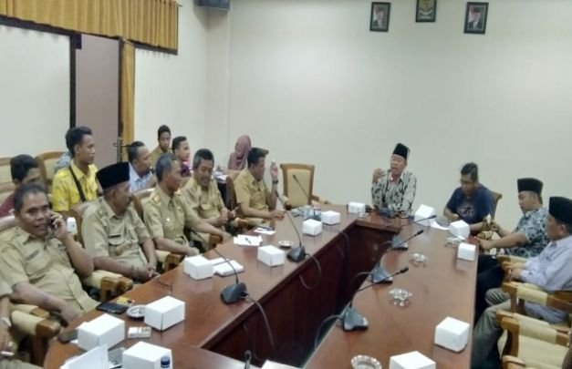 Fato : Camat Sampang dan 6 lurah saat dipanggil oleh DPRD Sampang