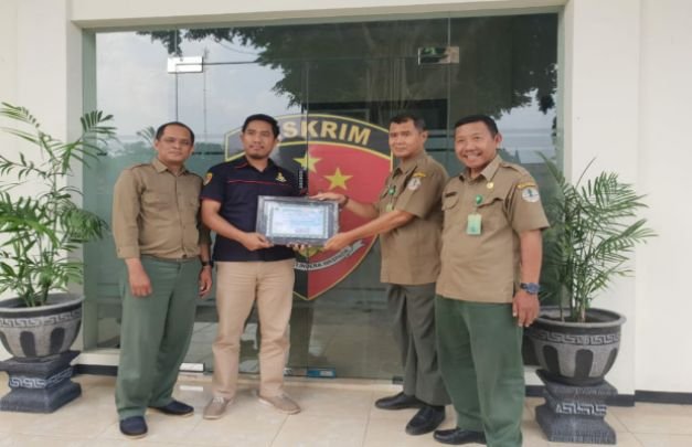 Foto: Kodim 0822 dan Polres Bondowoso saat menerima Piagam