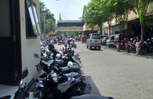 Foto : Area Parkir di Pasar Srimangunan Sampang beberapa waktu yang lalu