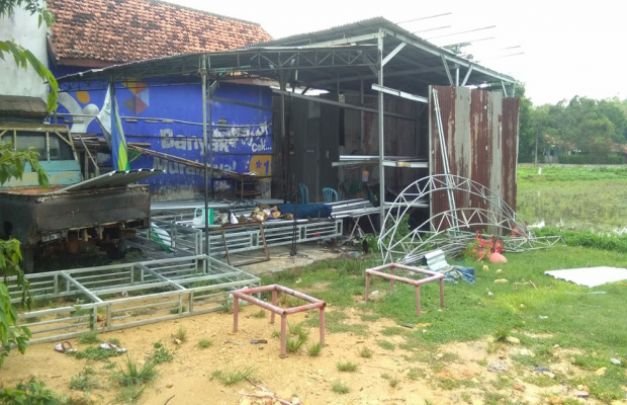 Foto: rumah salah satu warga yang roboh diterjang puting beliung