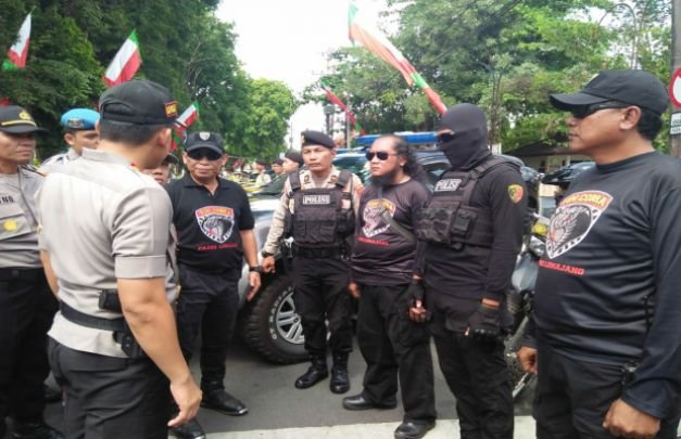 Foto: Kapolres Lumajang saat memberi arahan AKP. Hasran Cobra selaku Ka. Tim Satgas Judi