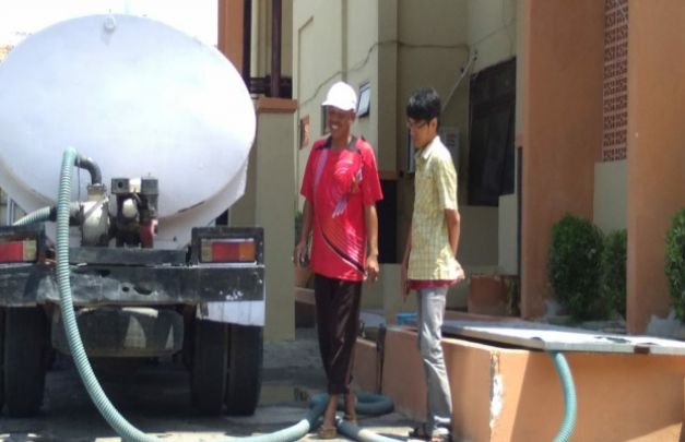 Foto : Mobil PDAM Suplai  air ke DPRD Sampang