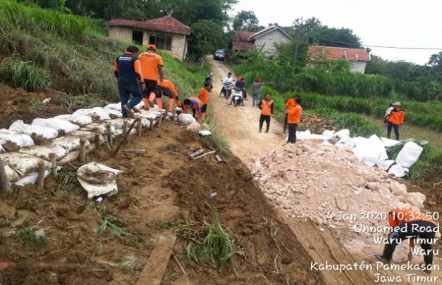 Foto: TRC BPBD : Pemasangan Glansing di Lokasi Longsor Waru Timur