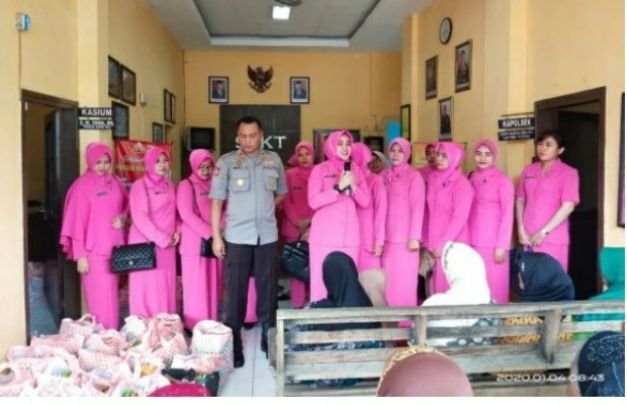 Foto: Mapolsek Mumbulsari saat membrrikan bantuan sosial
