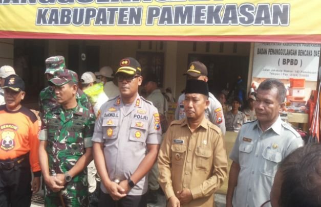 Foto: Kapolres, Dandim, dan Forkopimda  Pamekasan saat pengecekan Posko Terpadu Penanggulangan Bencana