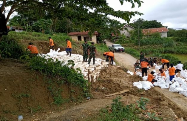 Foto: Anggota Koramil Waru dan BPBD Pamekasan Saat Menimbun Lokasi Tanah Longsor