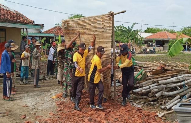 Foto: Polsek dan Koramil Pademawu Saat Kerja Bhakti dirumah Korban Bencana