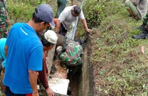 Foto: suasana dilokasi kegiatan, warga dan TNI bersama - sama bekerja