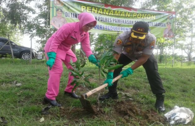 Foto: Kapolres Pamekasan AKBP Djoko Lestari dan Ibu Bhayangkari kompak menanam pohon