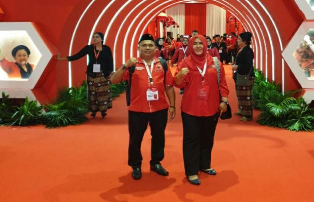 Foto : Sekretaris DPC PDI-P, Usup Supriatna bersama Ketua Fraksi PDI-P DPRD Kabupaten Bekasi, Martina Ningsih, di pintu masuk Rakernas I dan HUT KE-47 PDI Perjuangan.